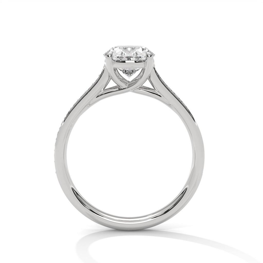 Oval Elegance Solitaire