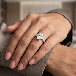 Lumière Oval Solitaire